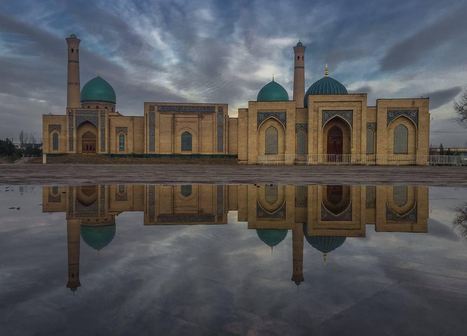Hazrati Imam cuốn hút bằng sắc xanh thanh nhã và những đường nét Hồi giáo tinh tế