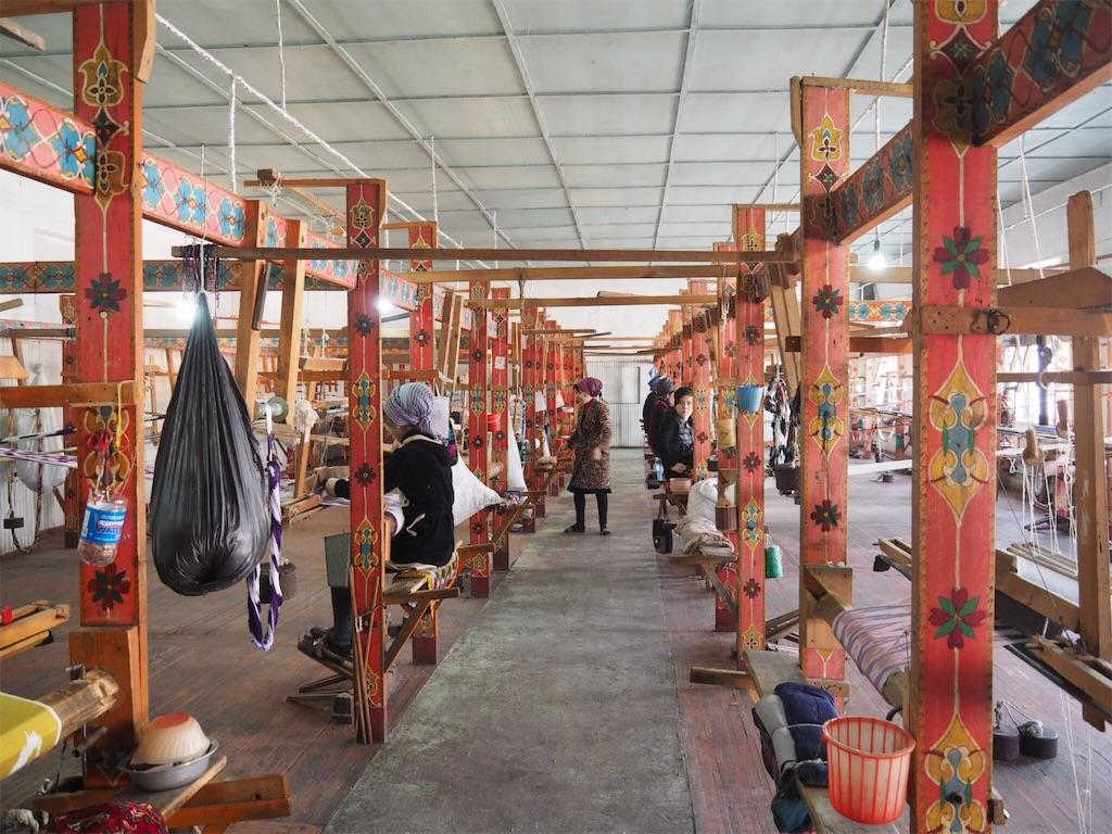 Margilan dệt sắc màu Uzbekistan trên từng thớ lụa