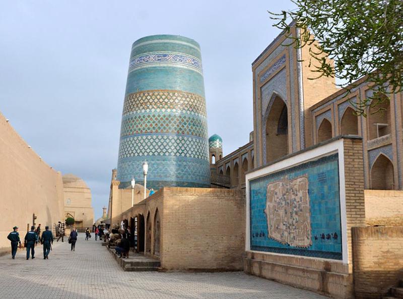 Kalta Minor rực sắc ngọc lam giữa lòng Khiva cổ kính