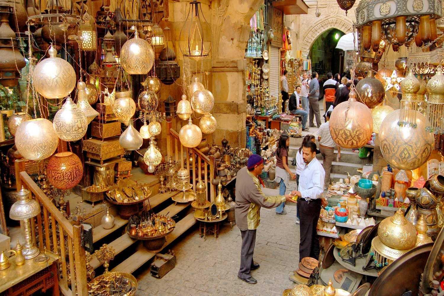 Chợ cổ Khan el-Khalili Cairo Ai Cập với những con phố nhỏ, đèn lồng thủ công rực rỡ và các gian hàng truyền thống nhộn nhịp