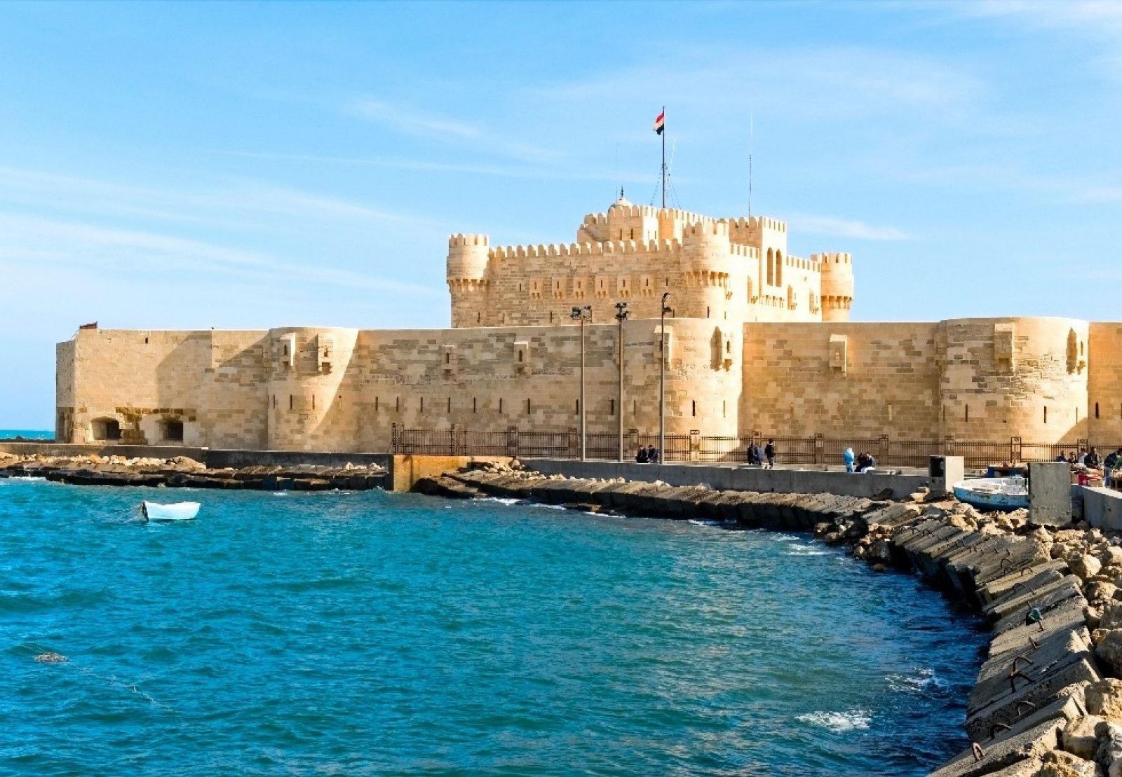 Từng bức tường đá tại pháo đài Qaitbay vẫn mang dấu ấn lịch sử, gợi nhớ thời kỳ Alexandria giữ vị trí quan trọng trên những tuyến giao thương Địa Trung Hải