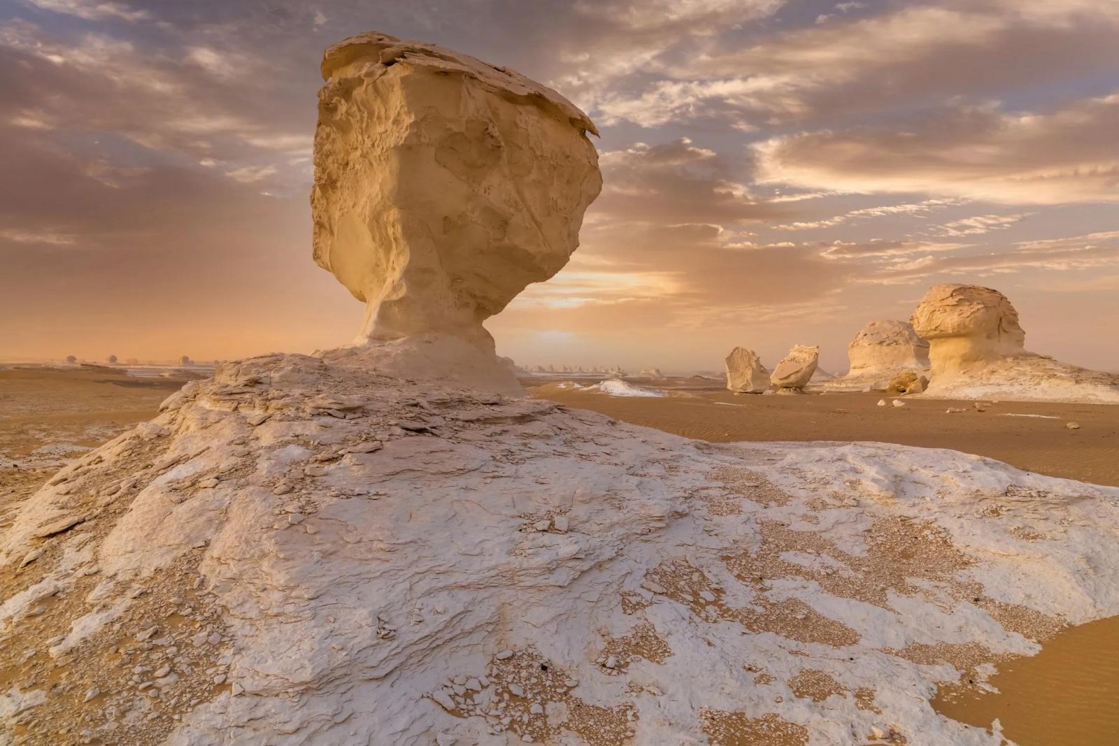Sa mạc Trắng White Desert National Park Ai Cập với những khối đá phấn trắng hình thù kỳ lạ nổi bật giữa vùng cát rộng lớn