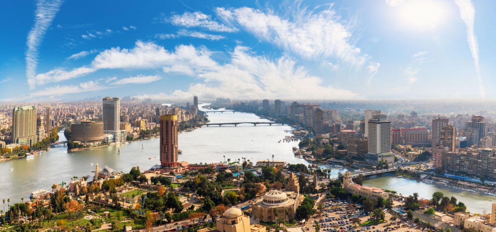 Sông Nile huyền thoại Ai Cập với dòng nước xanh hiền hòa, những cánh buồm Felucca và cảnh quan đền đài cổ kính dọc hai bên bờ