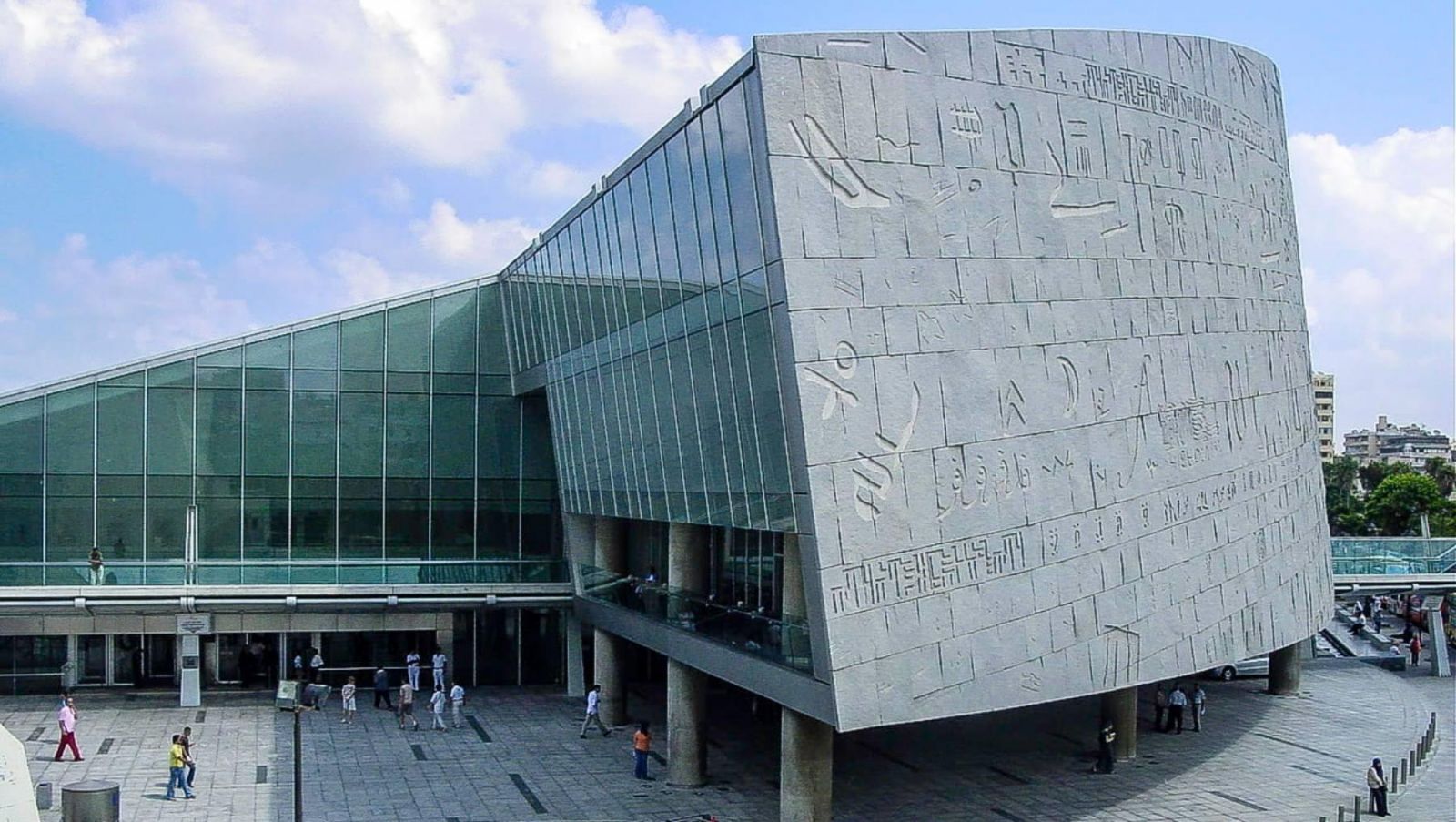 Thư viện Alexandria Library Ai Cập với kiến trúc hình đĩa nghiêng độc đáo, không gian đọc sách rộng lớn và vị trí bên bờ Địa Trung Hải