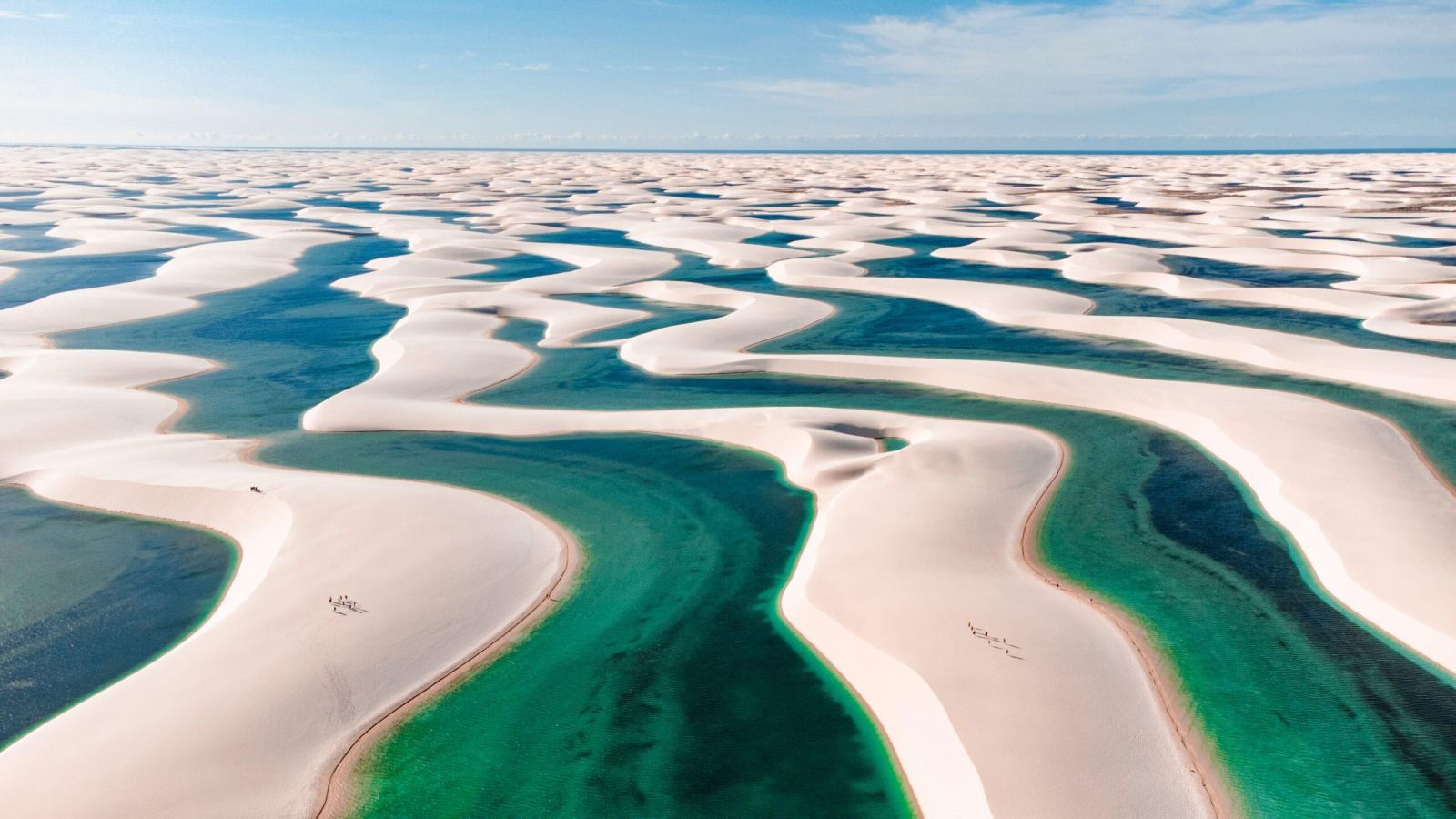 Lençóis Maranhenses đẹp tựa một giấc mơ giữa miền cát trắng, nơi những hồ nước xanh trong tạo nên khung cảnh kỳ diệu hiếm có trên Trái Đất