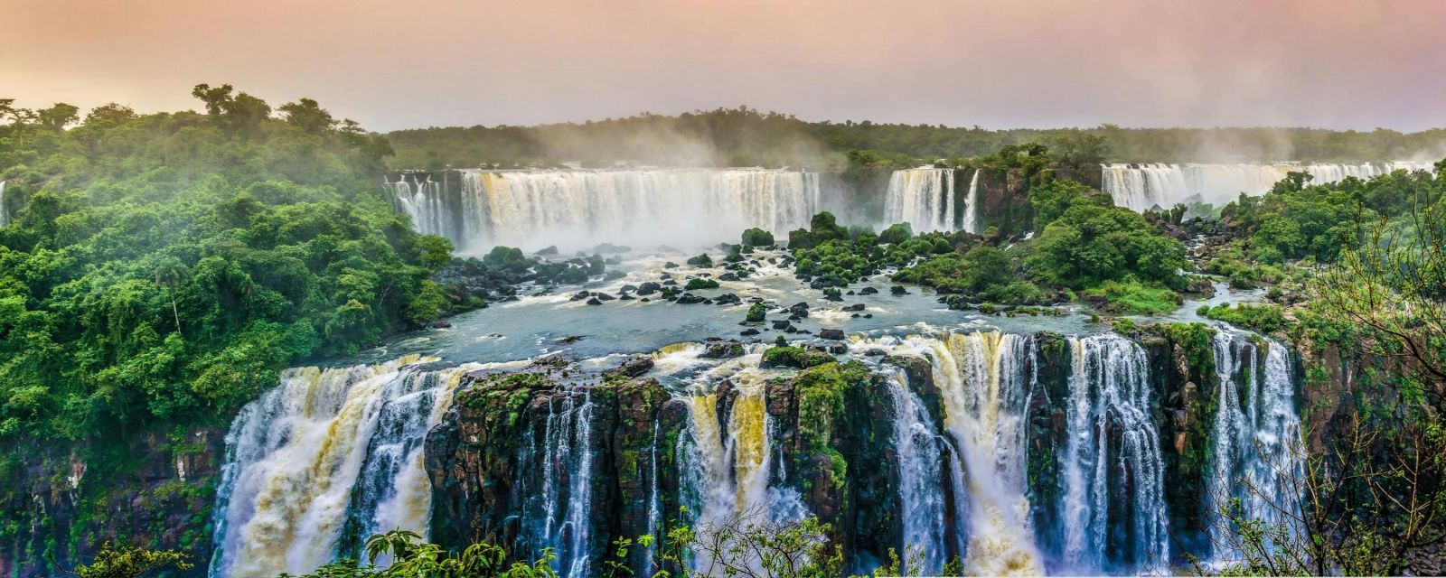 Brazil trải rộng như một bức tranh sống động, nơi mỗi miền đất đều mang vẻ đẹp riêng khiến du khách muốn lưu lại lâu hơn