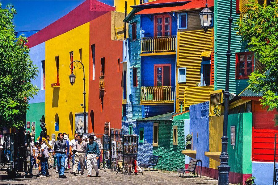 Caminito khiến Buenos Aires bừng sáng bằng những gam màu táo bạo, nơi nghệ thuật và nhịp sống đường phố hòa thành một bức tranh đầy cảm xúc