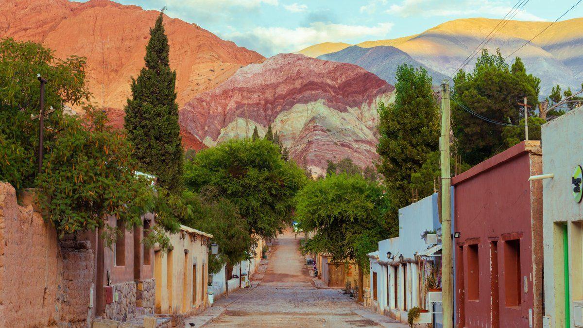 Siete Colores là nơi thiên nhiên biến núi đá thành một bức tranh rực rỡ, khiến miền Andes hiện lên đẹp như trong cổ tích