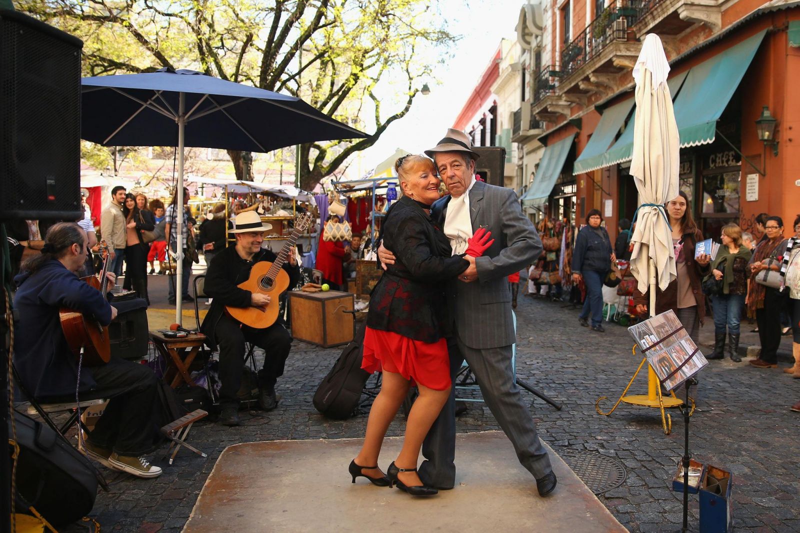 San Telmo Fair khiến mỗi góc phố trở thành một lát cắt văn hóa Buenos Aires, nơi vẻ đẹp hoài cổ hòa cùng nhịp sống đầy cảm hứng