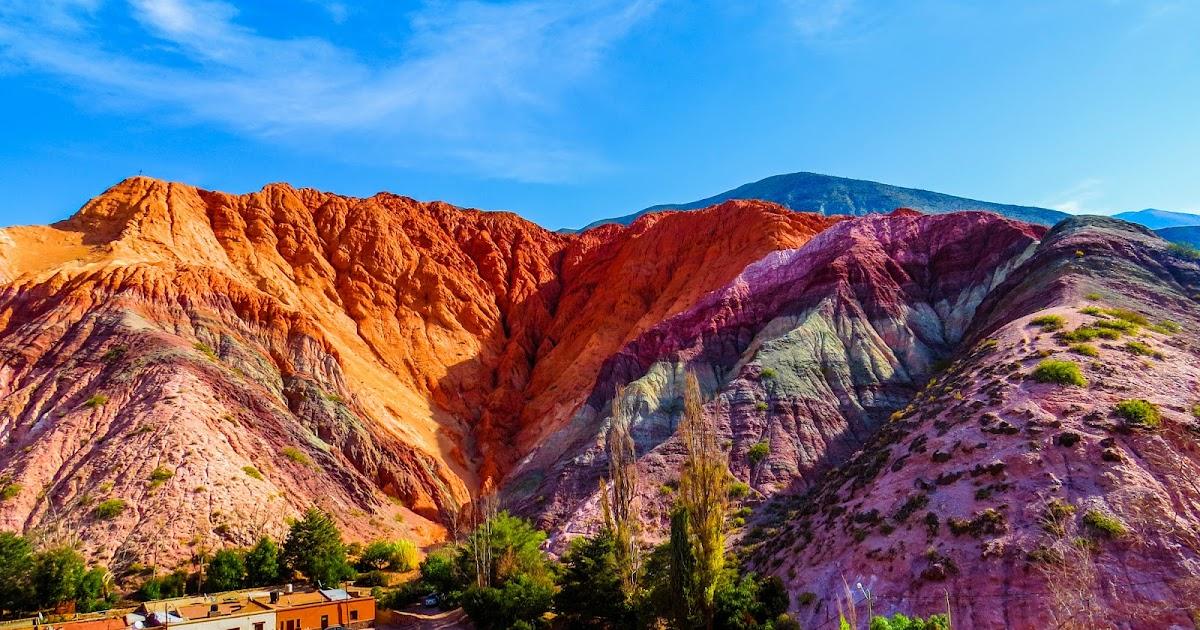 Siete Colores rực rỡ dưới ánh nắng sớm, khi từng tầng đá cổ xưa bừng lên sắc màu giữa bầu trời Andes trong vắt