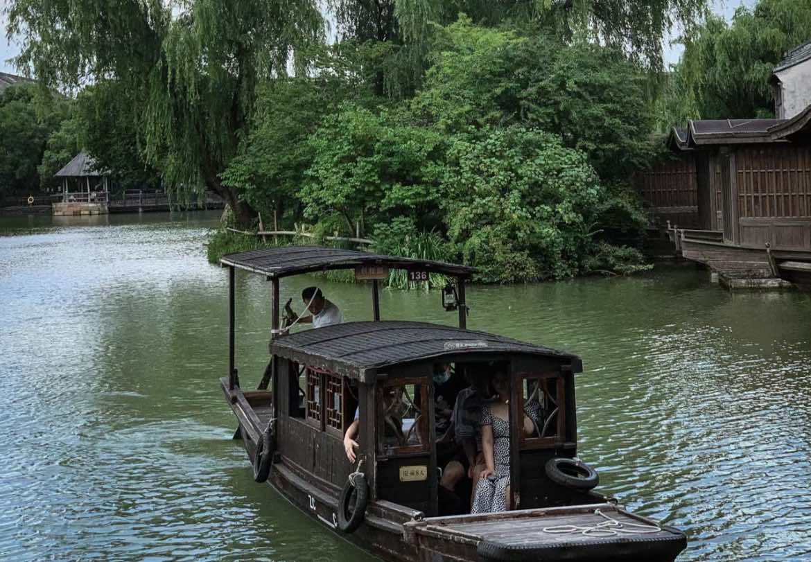 Dạo thuyền trên sông Ô Trấn, thong thả ngắm những mái nhà cổ soi bóng bên dòng nước Giang Nam