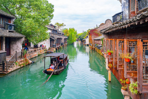 Kênh đào cổ Ô Trấn len giữa những dãy nhà ven nước, tạo nên khung cảnh Giang Nam cổ kính và thơ mộng