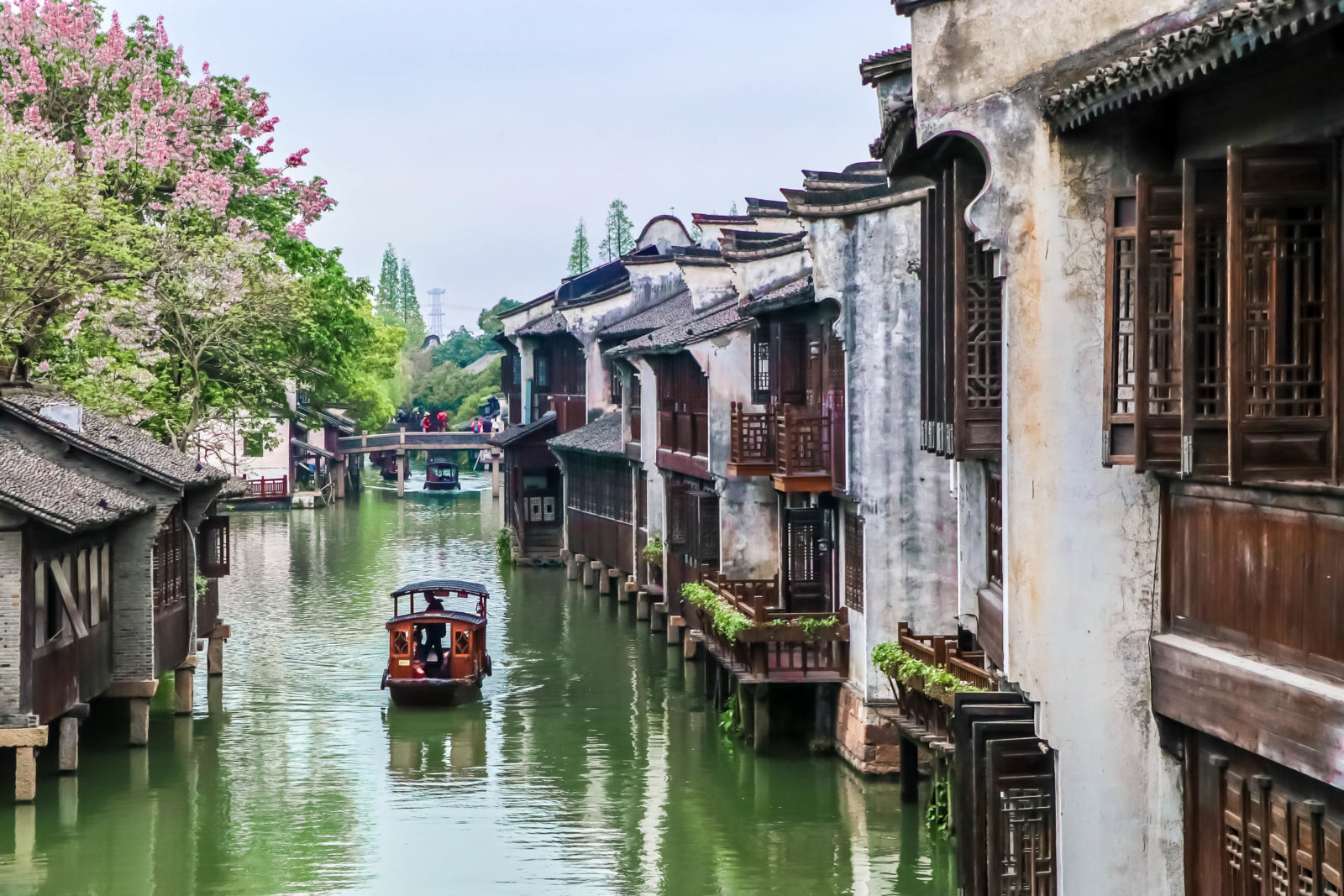 Phố cổ Ô Trấn lưu giữ nét duyên Giang Nam qua những con đường đá, nhà cổ ven kênh và không gian trầm mặc