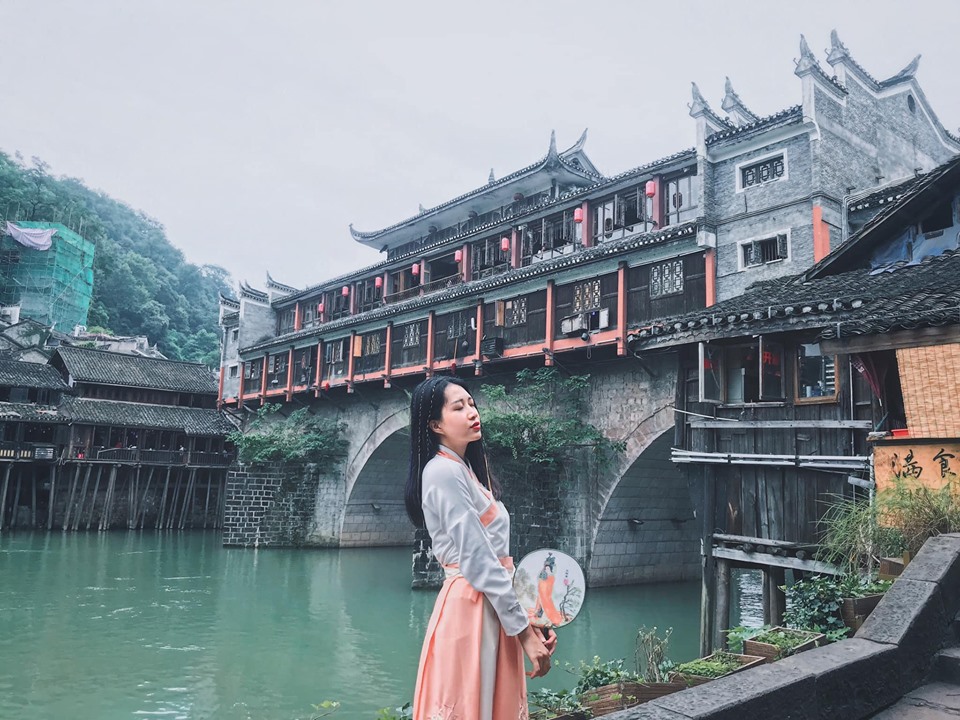 Chụp hình với trang phục cổ trang là trải nghiệm không thể bỏ lỡ khi đến Phượng Hoàng Cổ Trấn