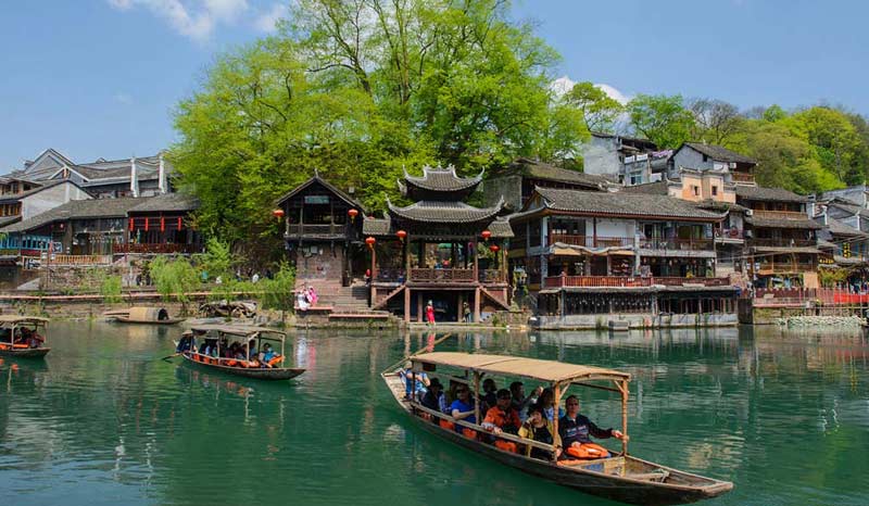 Dạo thuyền trên sông Đà Giang là một trải nghiệm thơ mộng