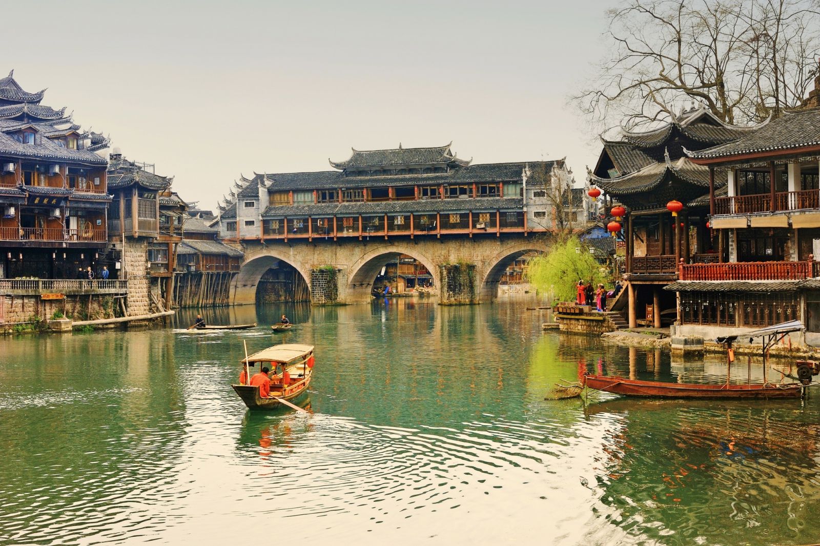 Sông Đà Giang thơ mộng chảy quanh Phượng Hoàng Cổ Trấn