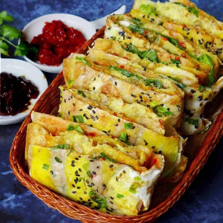 Bánh Jianbing là món ăn đường phố nổi tiếng ở Bắc Kinh