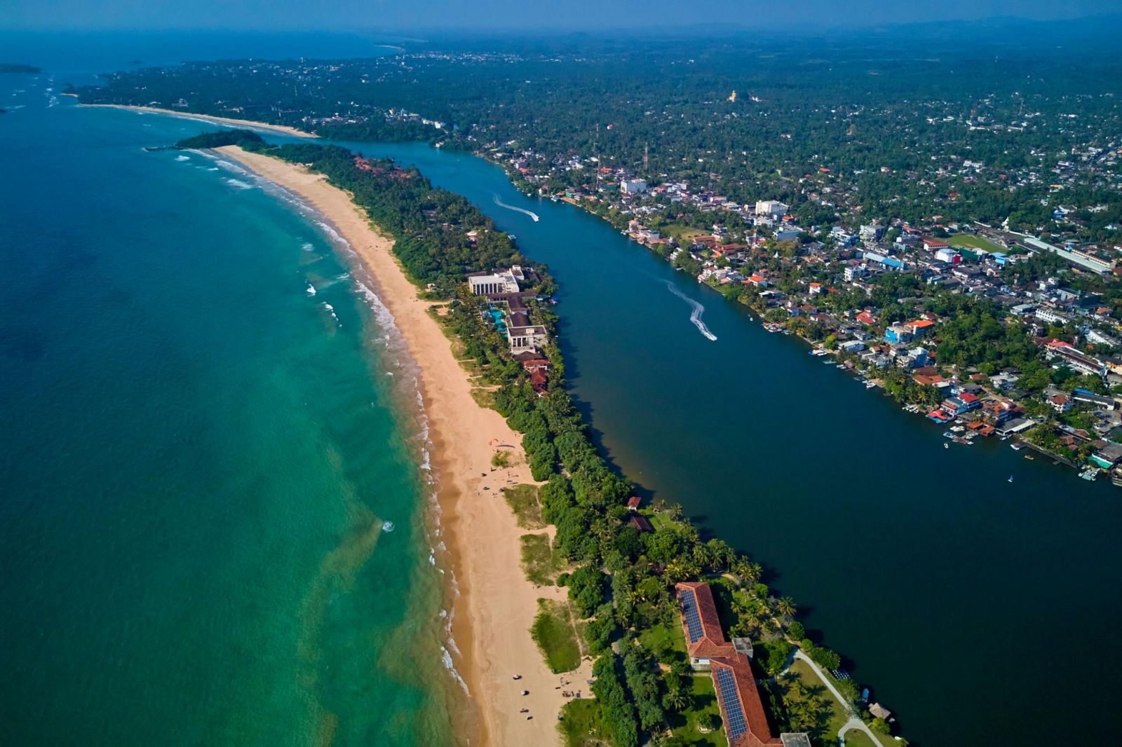 Bentota nổi tiếng với những bãi biển nhiệt đới, hàng dừa xanh và dòng sông Bentota thơ mộng bên bờ biển phía Tây Nam Sri Lanka