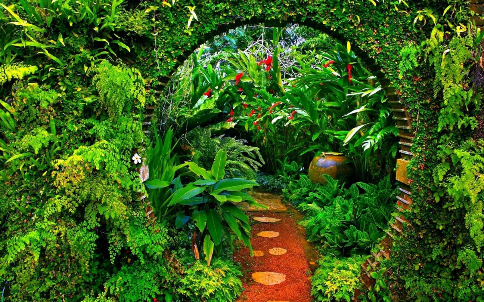 Brief Garden gần Bentota gây ấn tượng với khu vườn nhiệt đới xanh mát, những tác phẩm nghệ thuật và không gian kiến trúc đầy sáng tạo của Bevis Bawa