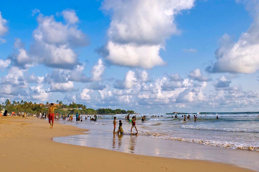 Nghỉ dưỡng và tắm biển tại Bentota mang đến những phút thư giãn bên bờ cát vàng, làn nước xanh và không gian nhiệt đới yên bình