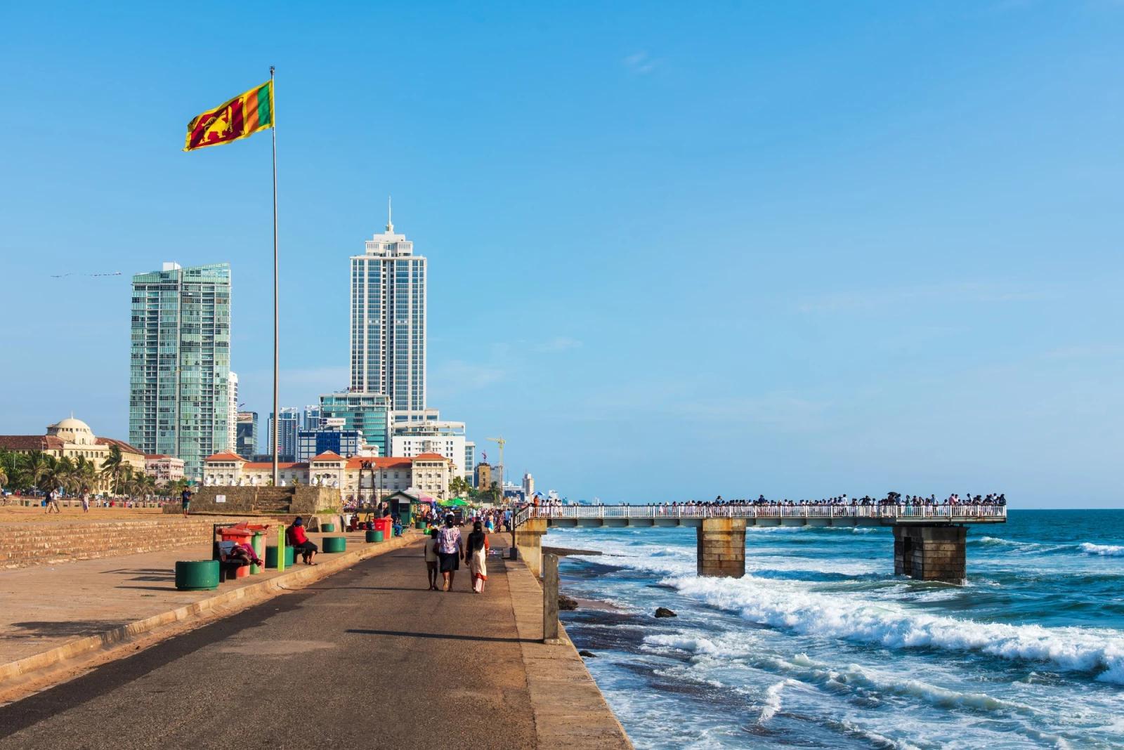 Galle Face Green là không gian ven biển nổi tiếng tại Colombo với bãi cỏ rộng, gió biển mát lành và khung cảnh hoàng hôn bên Ấn Độ Dương