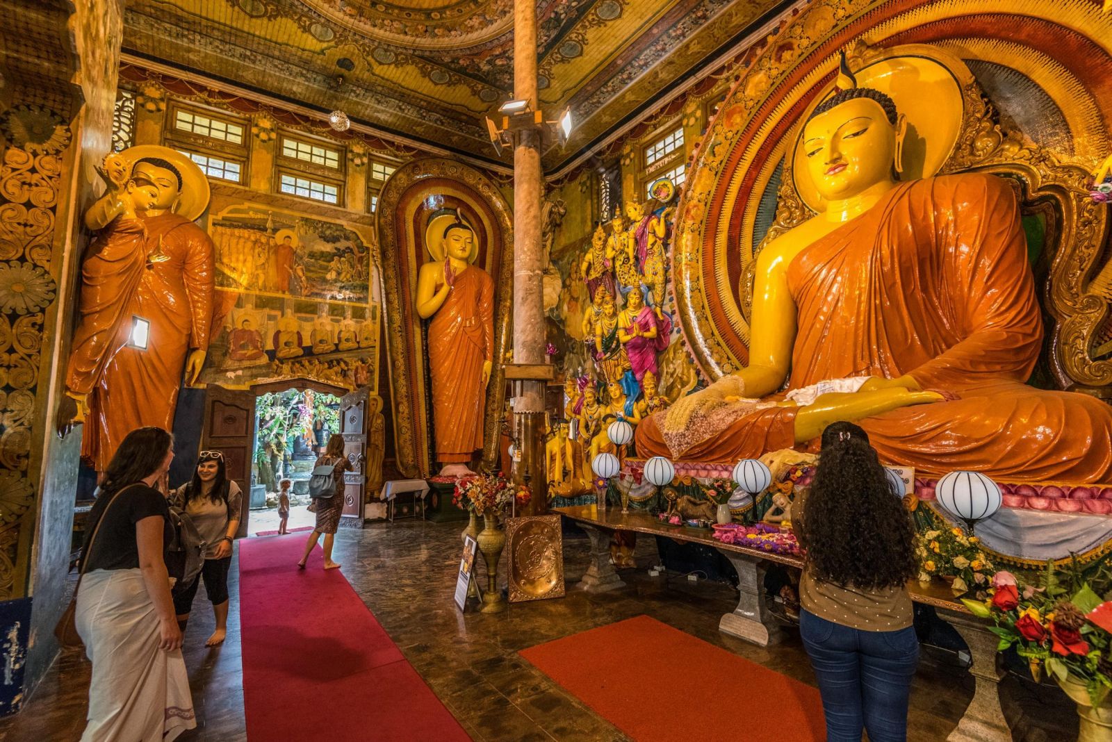 Chùa Gangaramaya là ngôi chùa Phật giáo nổi tiếng tại Colombo với kiến trúc độc đáo và bộ sưu tập tượng Phật phong phú