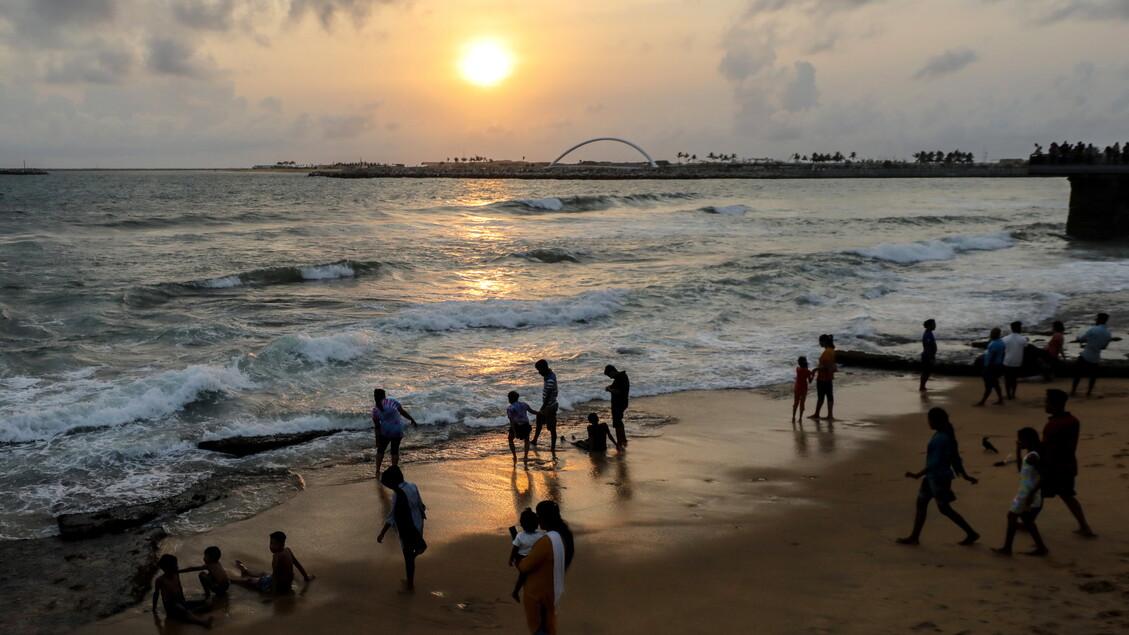 Ngắm hoàng hôn bên bờ Ấn Độ Dương tại Colombo khi ánh chiều nhuộm vàng đường chân trời và mặt biển rộng lớn