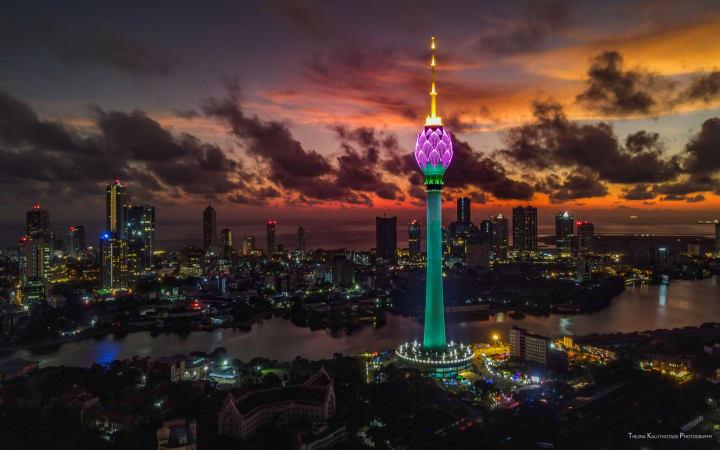 Colombo Lotus Tower nổi bật trên đường chân trời thành phố với thiết kế hình hoa sen độc đáo và tầm nhìn toàn cảnh Colombo từ trên cao