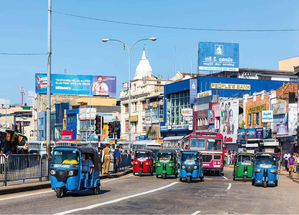 Đi tuk-tuk khám phá Colombo là cách thú vị để len qua những con phố sôi động và cảm nhận nhịp sống đặc trưng của thành phố