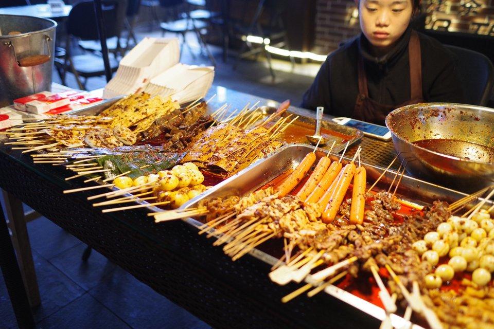 Những món ăn đường phố Trùng Khánh hấp dẫn với hương vị cay tê đặc trưng, từ xiên nướng, mì cay đến nhiều món ăn vặt địa phương