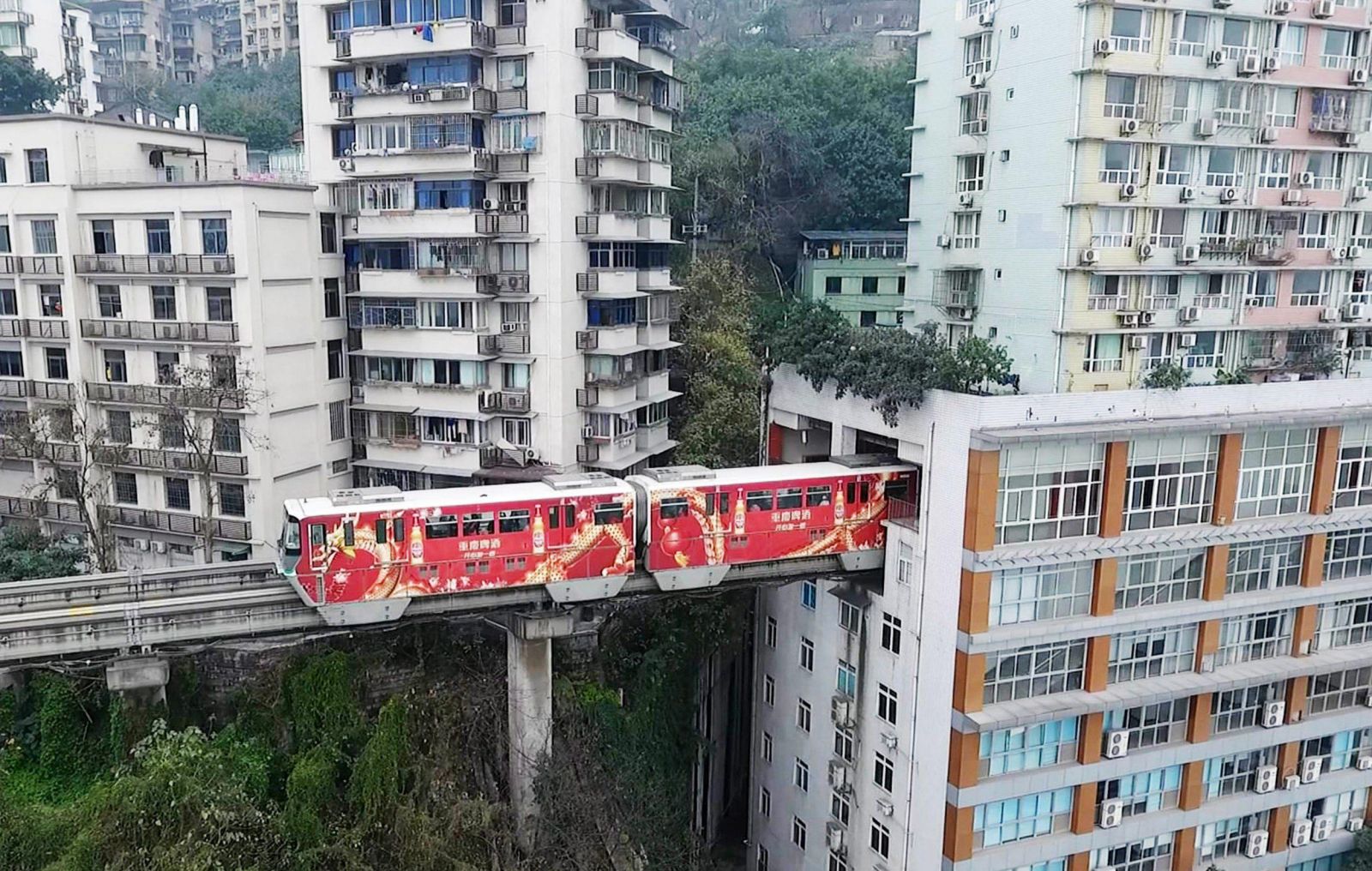 Trải nghiệm tàu điện Trùng Khánh chạy xuyên qua địa hình thành phố núi với những tuyến đường trên cao và ga tàu độc đáo