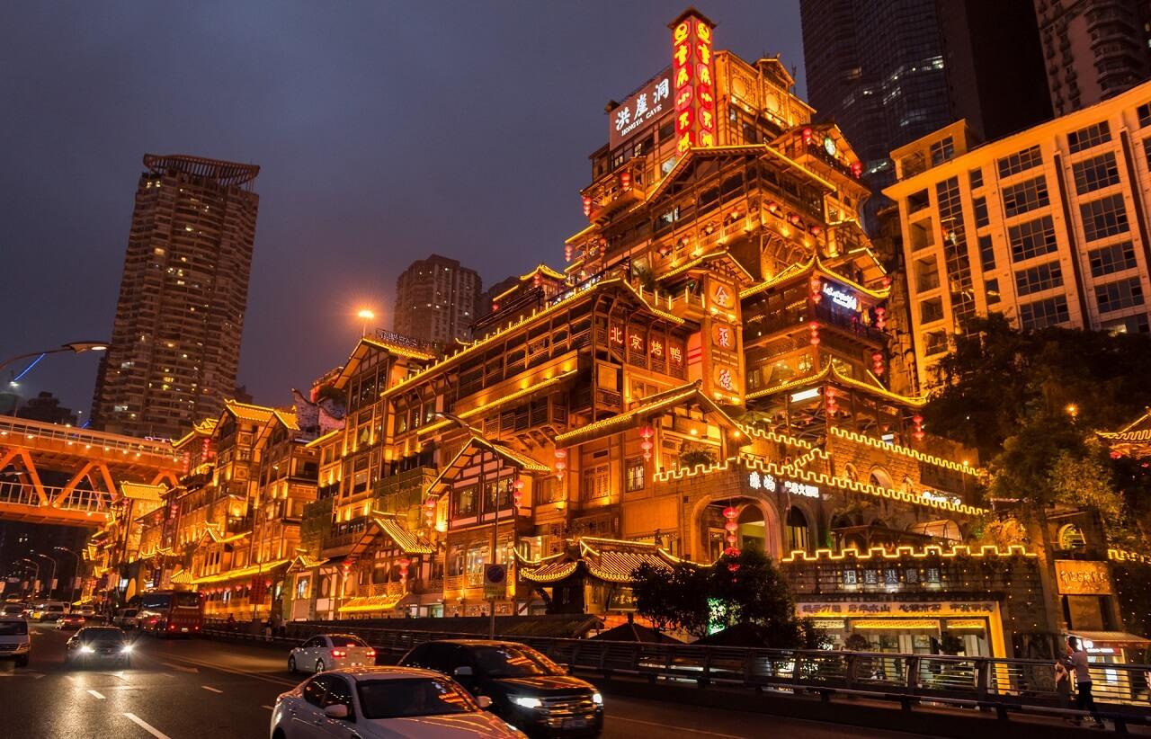 Hồng Nhai Động nổi bật với quần thể nhà sàn nhiều tầng bên sông và khung cảnh rực rỡ khi Trùng Khánh lên đèn