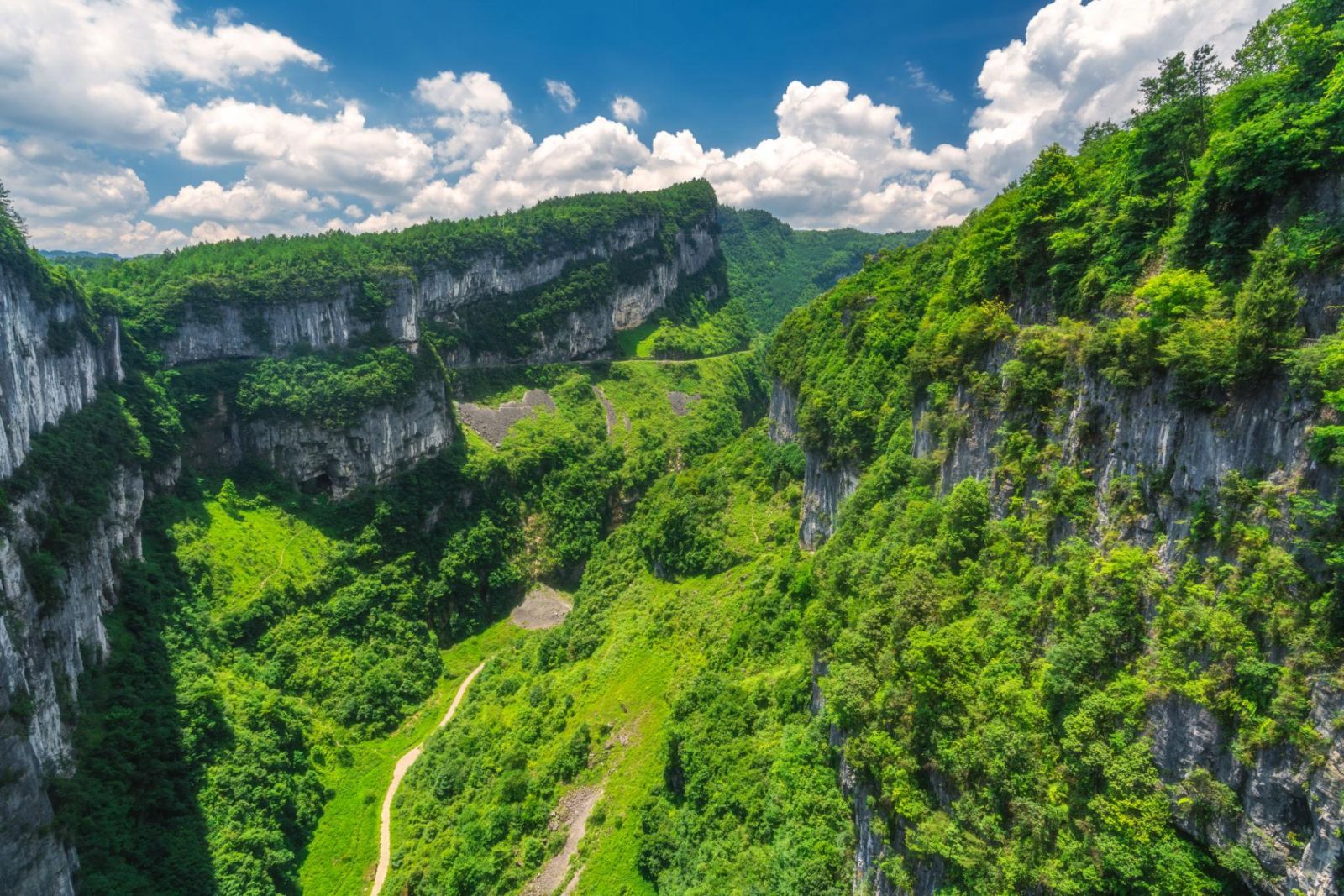 Khám phá cảnh quan thiên nhiên Vũ Long với núi á karst, hẻm sâu và những cây cầu đá tự nhiên kỳ vĩ giữa Trùng Khánh.