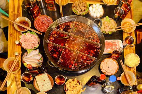 Thưởng thức lẩu Trùng Khánh với nước dùng cay tê đậm vị, nhiều loại thịt, rau và đồ nhúng đặc trưng của ẩm thực địa phương