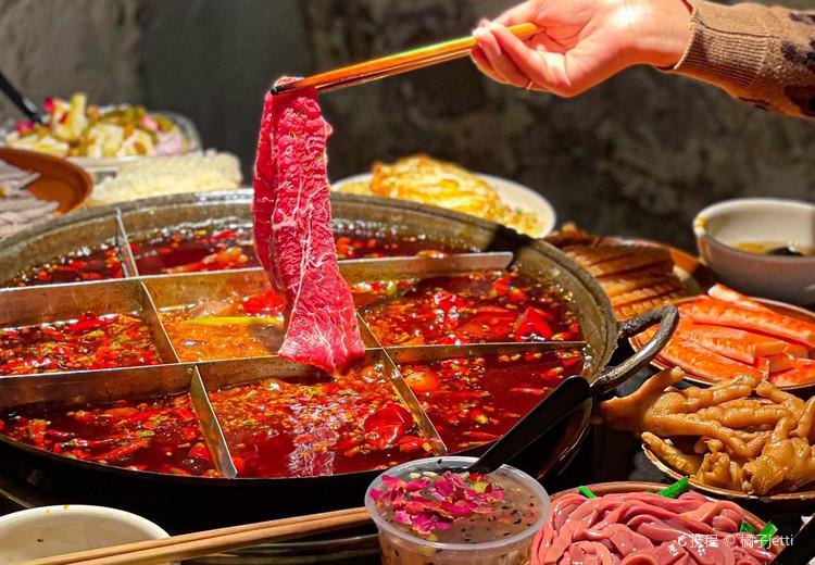 Lẩu Trùng Khánh nổi bật với nước dùng đỏ rực, vị cay tê đặc trưng và nhiều loại đồ nhúng hấp dẫn
