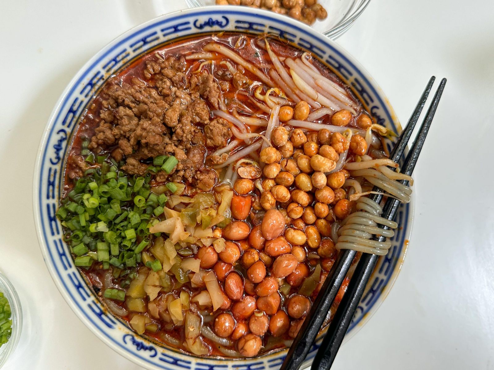 Mì chua cay Trùng Khánh hấp dẫn với sợi miến dai, vị chua cay đậm đà và hương thơm đặc trưng của ớt, tiêu cùng các loại gia vị