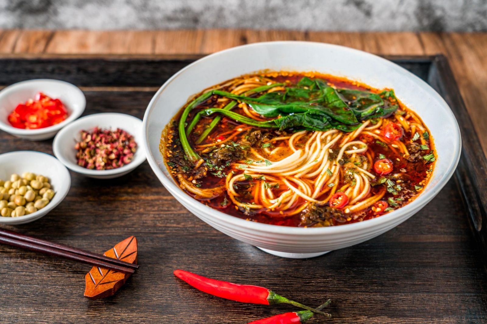 Mì Tiểu Diện Trùng Khánh hấp dẫn với sợi mì dai mềm hòa cùng nước sốt cay tê, thơm đậm gia vị đặc trưng của vùng Tứ Xuyên – Trùng Khánh