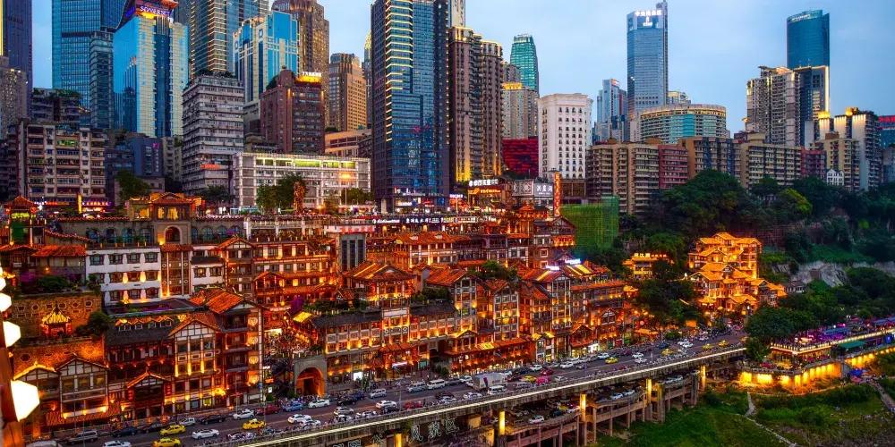 Trùng Khánh thu hút du khách với địa hình thành phố núi độc đáo, cảnh quan bên sông và nhịp sống đô thị sôi động