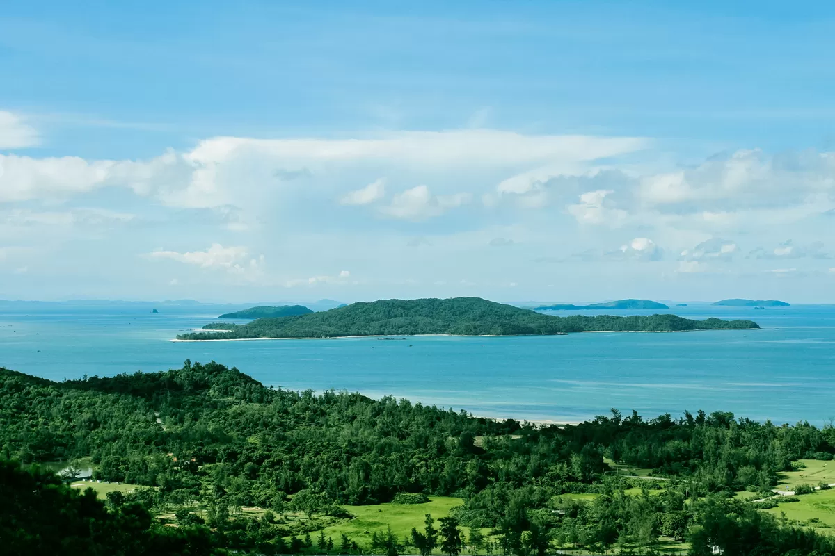 Khám phá vẻ đẹp biển trời hiếm có trong chuyến du lịch Cô Tô con