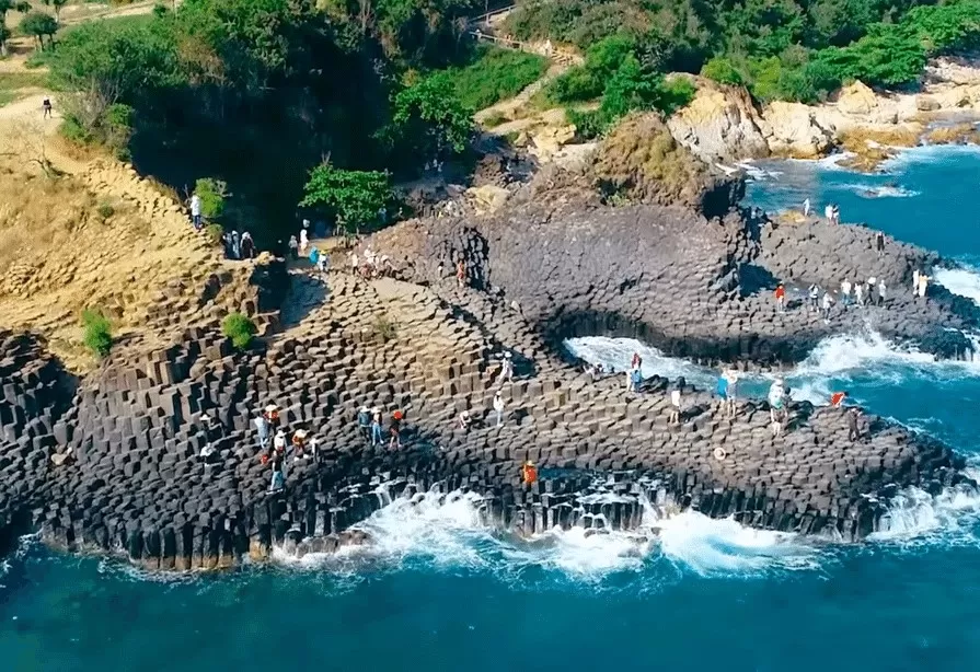 Giá vé tham quan Gành Đá Đĩa tăng gấp 2 lần