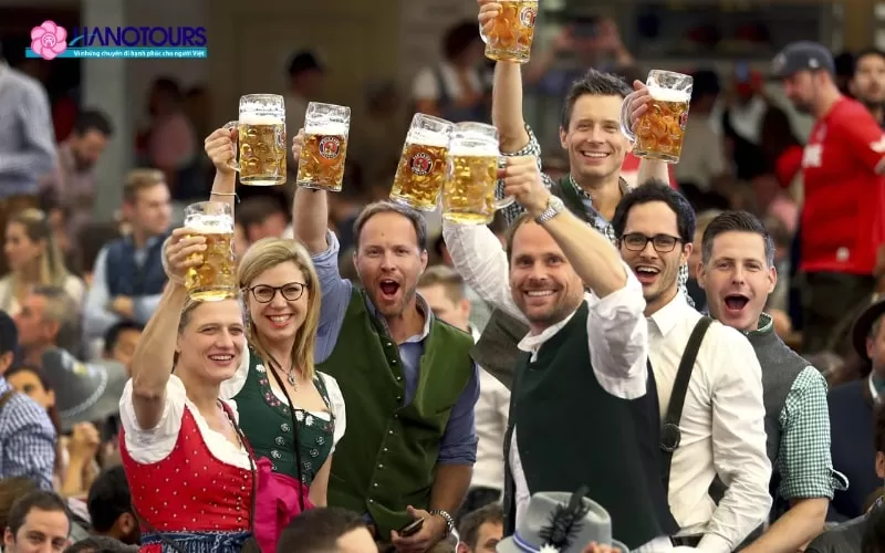 Khám phá lễ hội bia Oktoberfest cuồng nhiệt tại Đức