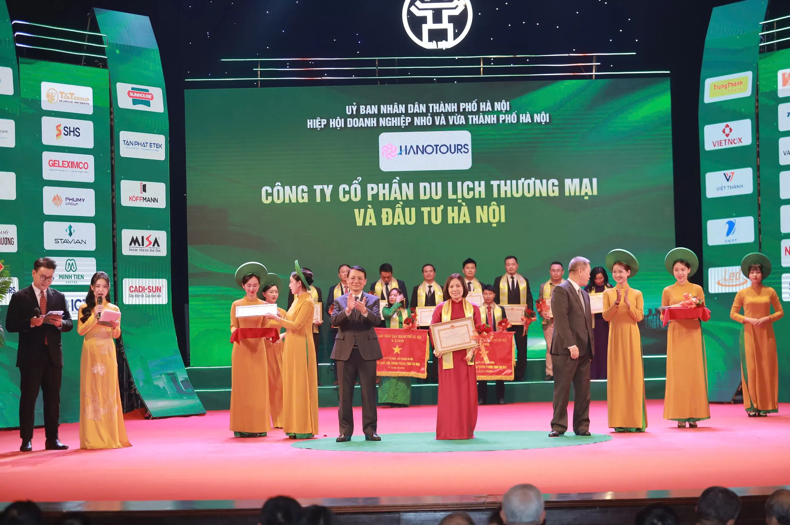 Hanotours vinh dự nhận cú đúp Bằng khen doanh nghiệp - doanh nhân tiêu biểu năm 2024