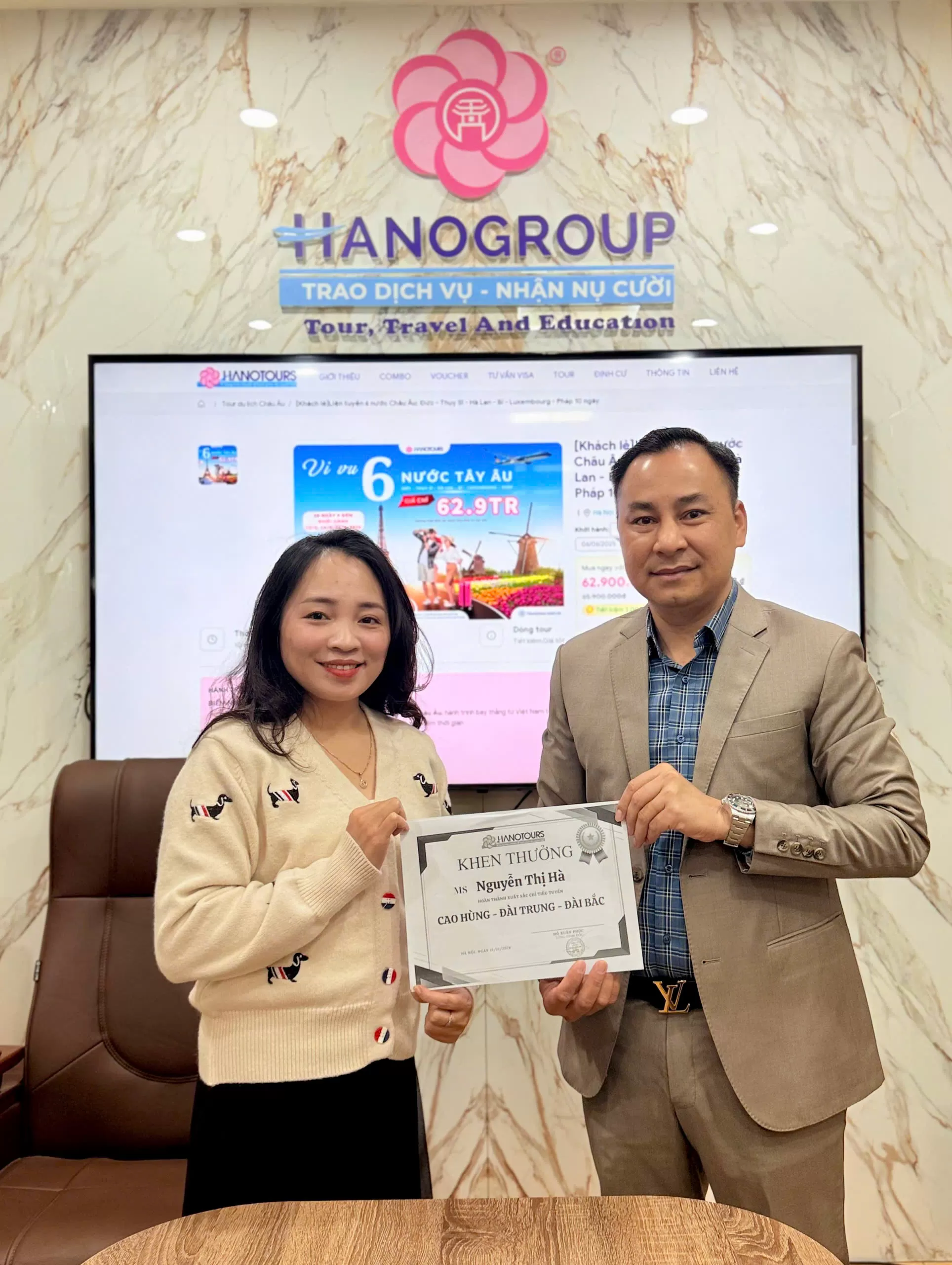 Hanotours tặng thưởng nhân sự hoàn thành xuất sắc chỉ tiêu tuyến Đài Loan