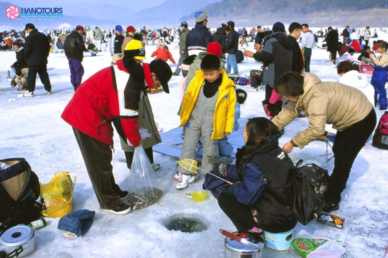 Khám phá lễ hội câu cá trên băng Hwacheon Sancheoneo – Trải nghiệm mùa đông tuyết trắng hấp dẫn ở Hàn Quốc