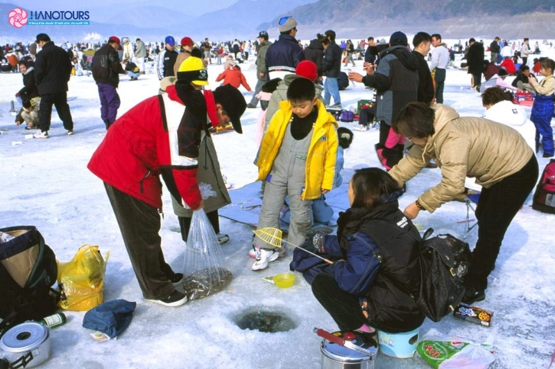 Khám phá lễ hội câu cá trên băng Hwacheon Sancheoneo – Trải nghiệm mùa đông tuyết trắng hấp dẫn ở Hàn Quốc