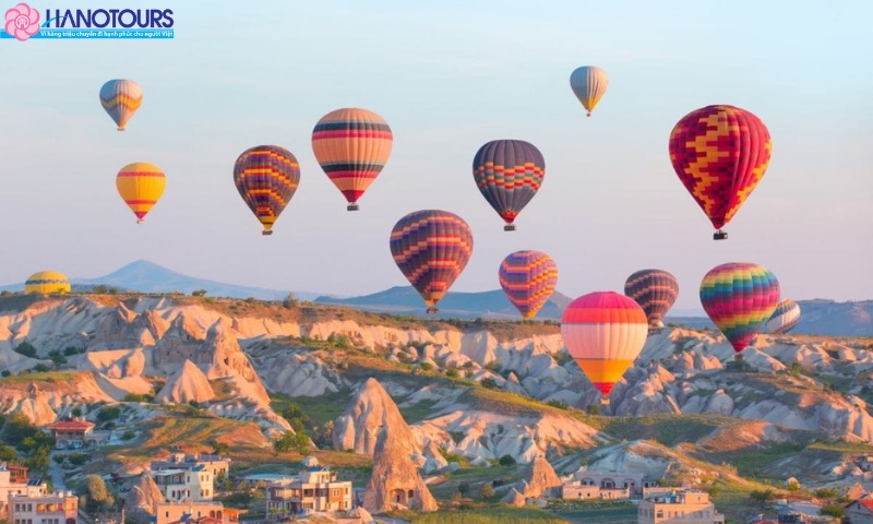 Cẩm nang bay khinh khí cầu Cappadocia: Giá vé & giờ bay đẹp nhất