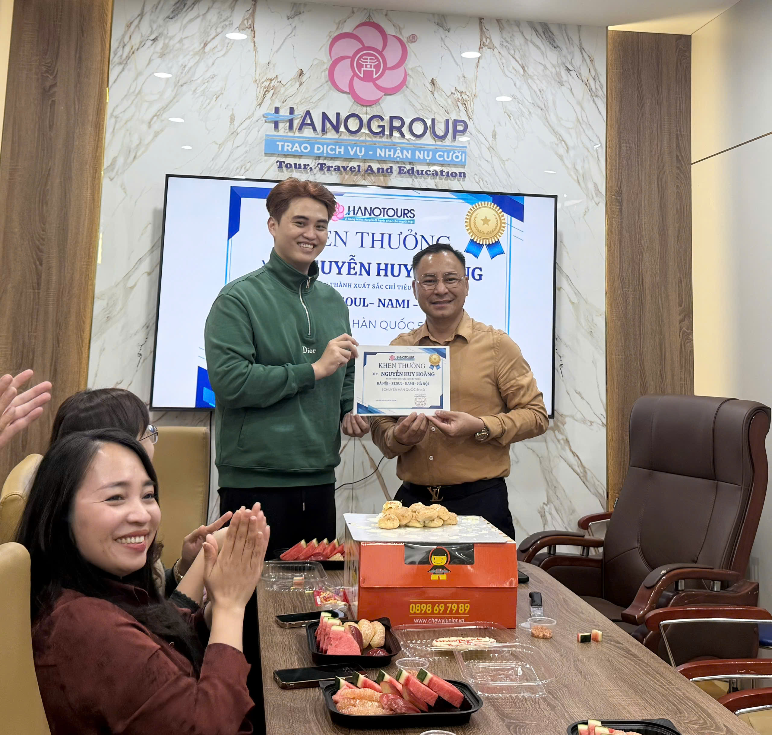 Khen thưởng cá nhân hoàn thành xuất sắc chỉ tiêu tuyến Hàn Quốc