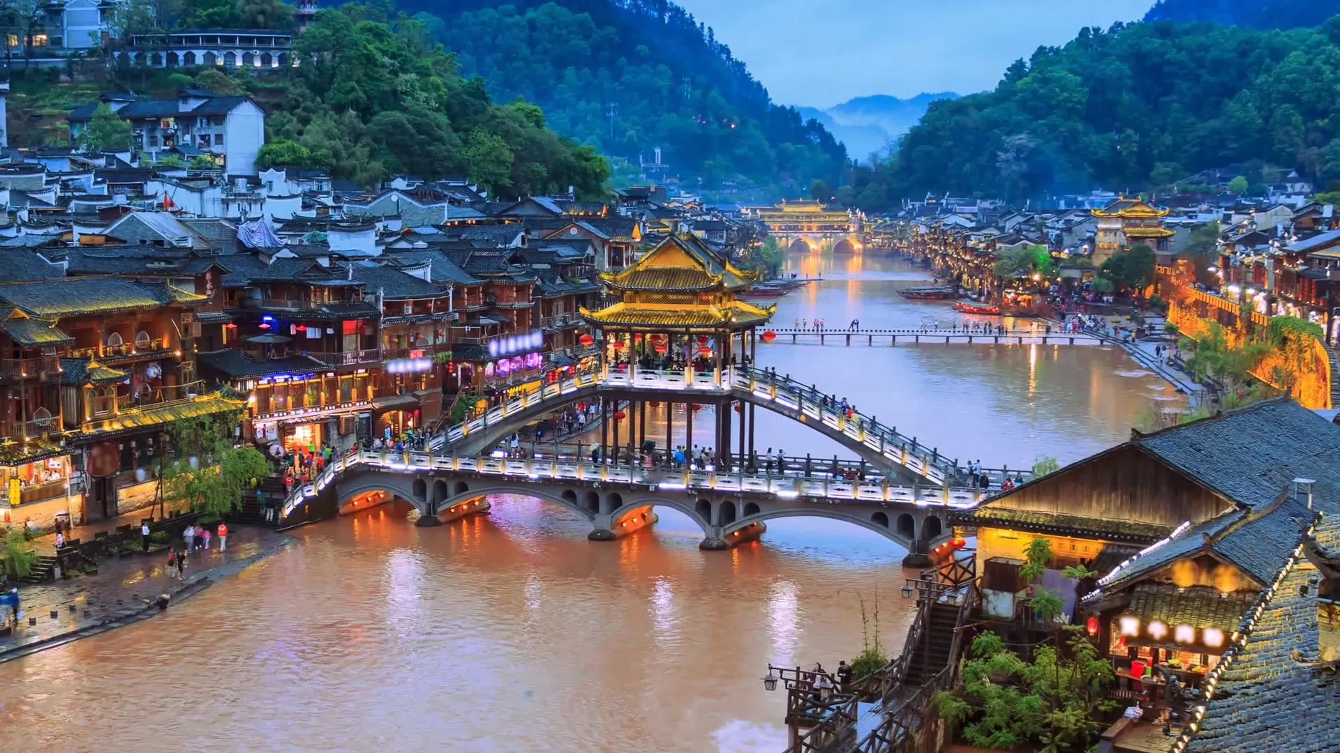 Những địa điểm nổi tiếng không thể bỏ lỡ khi du lịch Phượng Hoàng Cổ Trấn