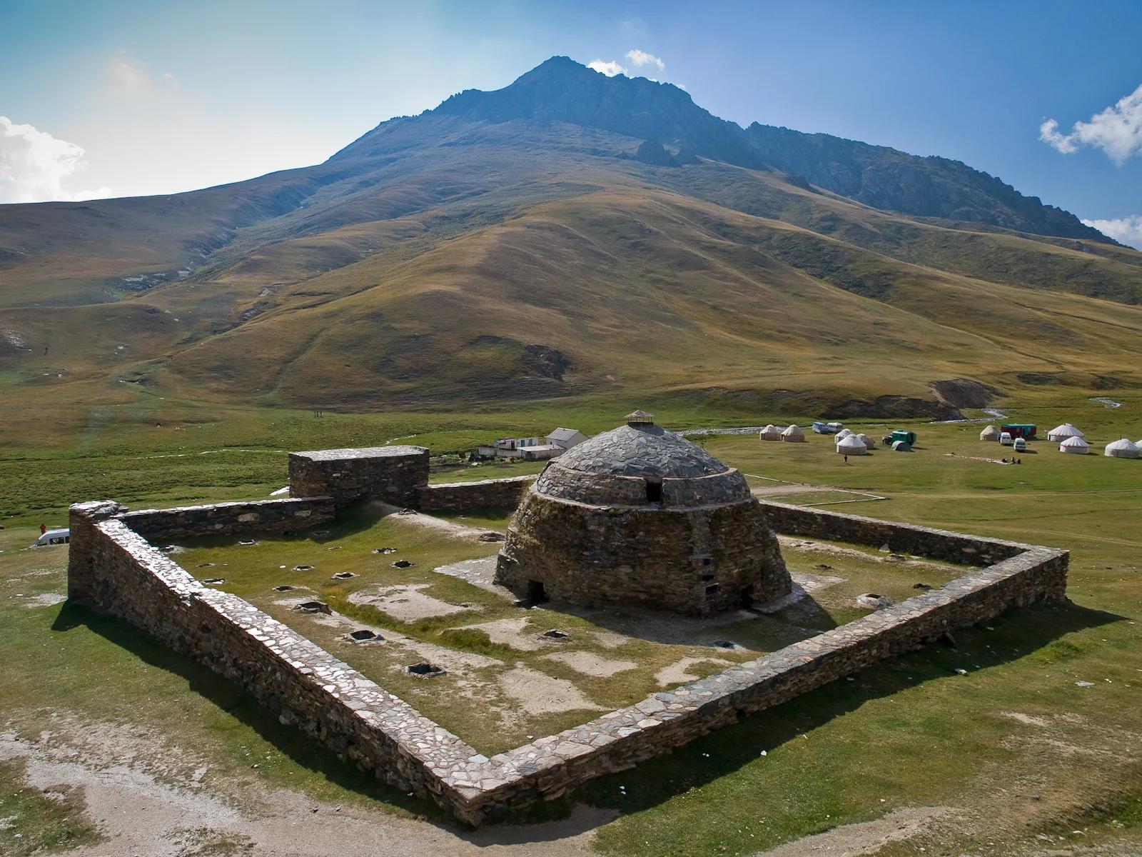 Pháo đài cổ Tash Rabat Kyrgyzstan, dấu tích Con đường Tơ lụa