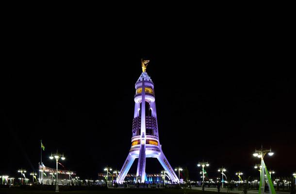Khám phá đài kỷ niệm Neutrality Monument tại Ashgabat
